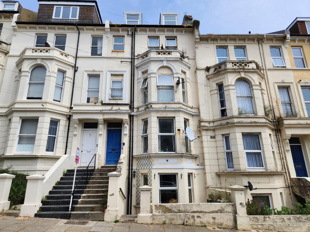 Carisbrooke Road, St. LeonardsOnSea, TN38 1 bed flat £750 pcm (£173 pw)