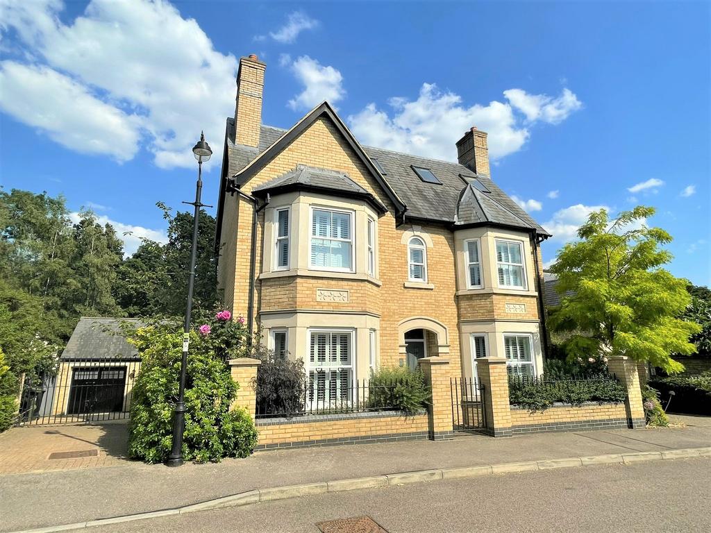 Fleming Drive, Fairfield Park, SG5 6 bed detached house £3,000 pcm (£