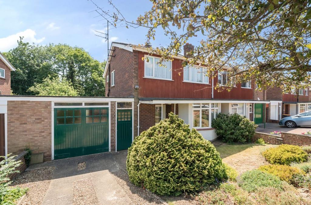 Trevor Drive, Bromham, Bedford 3 bed semidetached house £375,000