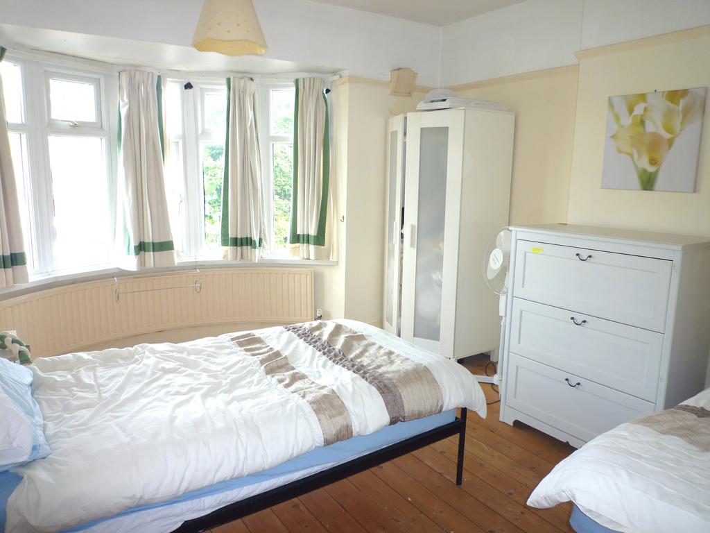 Front bedroom 1
