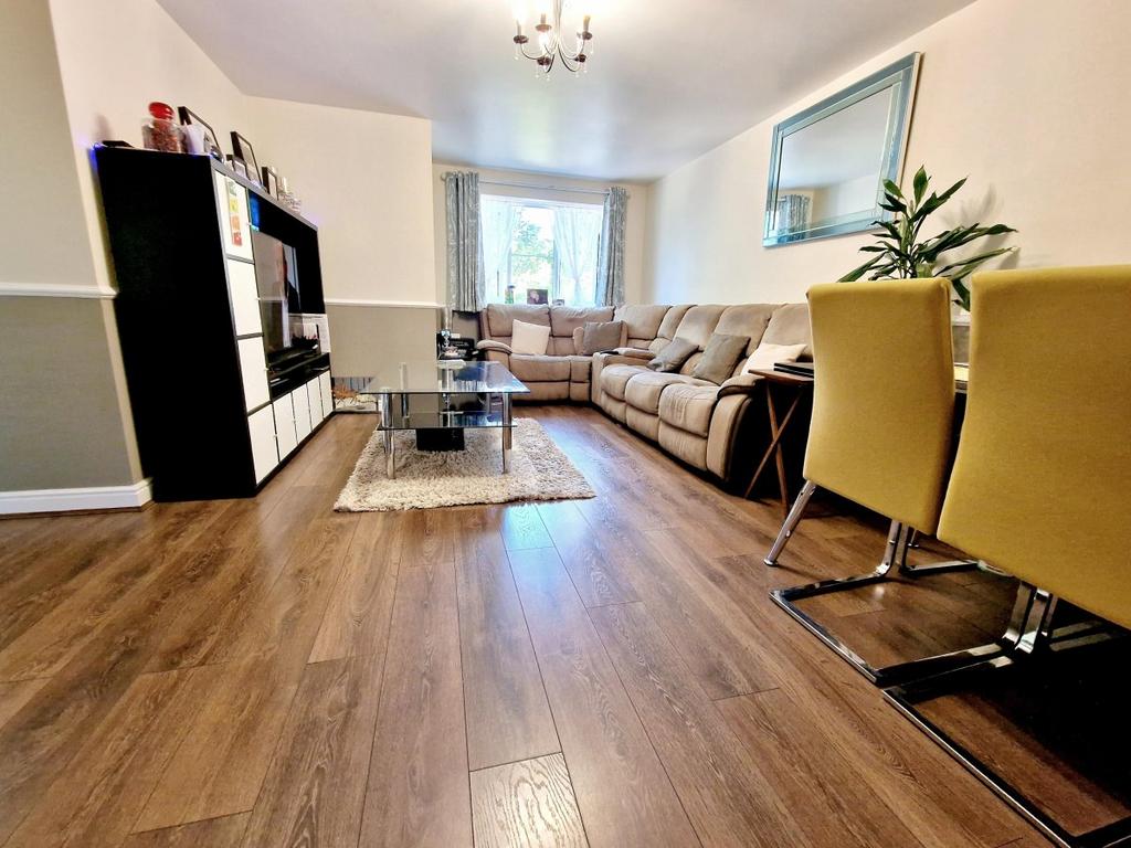 Cherry Blossom Close, Palmers Green 2 bed flat £1,650 pcm (£381 pw)