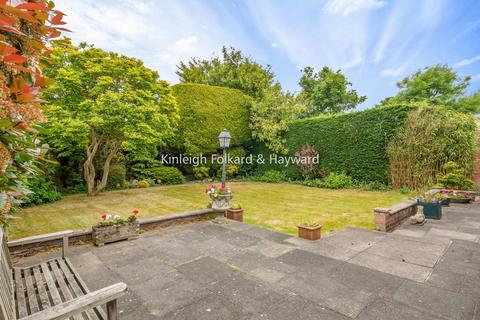 8 The Meadow, Chislehurst, BR7 6AA