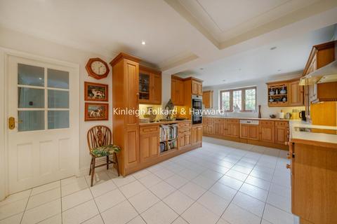 8 The Meadow, Chislehurst, BR7 6AA