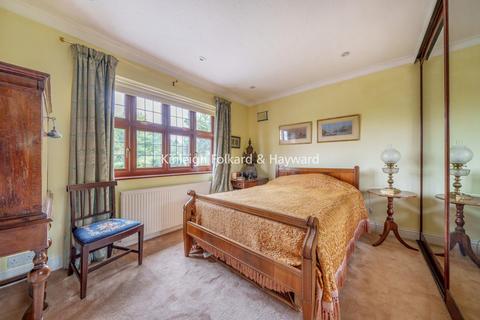 8 The Meadow, Chislehurst, BR7 6AA
