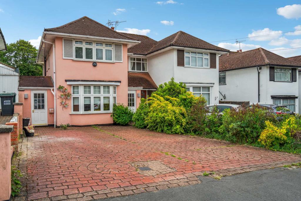 Raglan Gardens, Oxhey Hall 3 bed semidetached house for sale £750,000