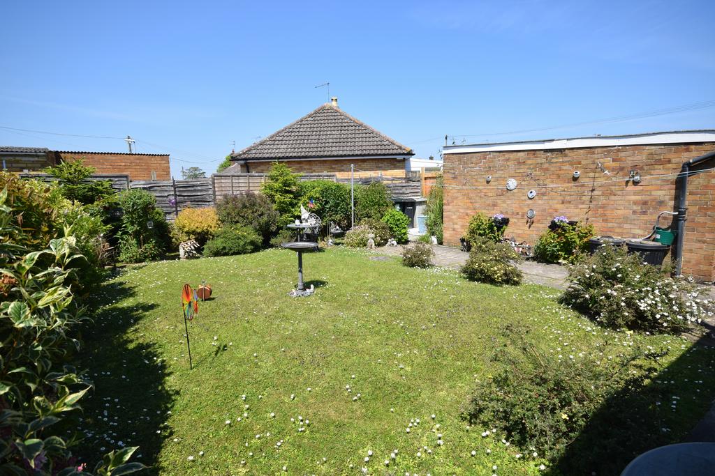 Kennedy Avenue, Skegness PE25 2 bed semidetached bungalow £175,000