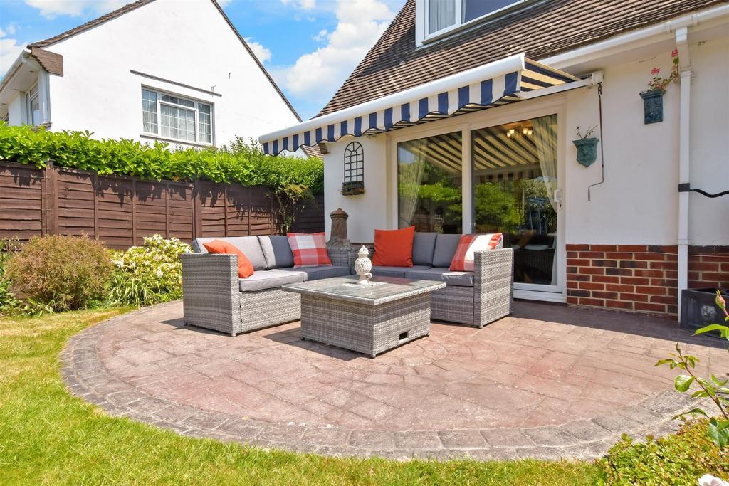 Staunton Avenue, Hayling Island, Hampshire 3 bed detached house for