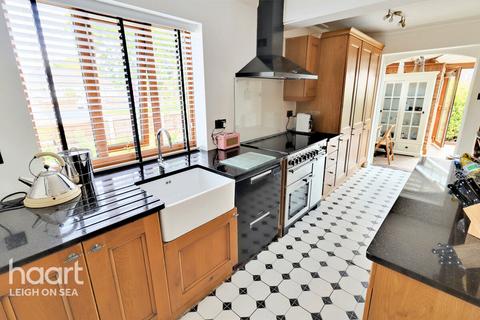 48 Blenheim Chase, Leigh-on-sea, SS9 3BQ