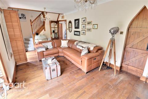 48 Blenheim Chase, Leigh-on-sea, SS9 3BQ