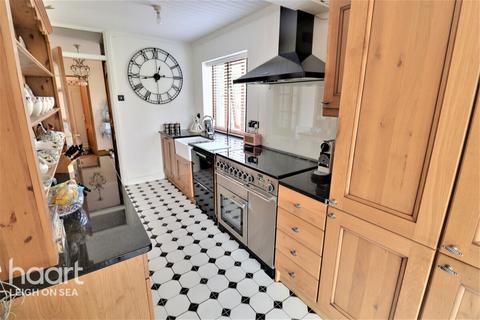 48 Blenheim Chase, Leigh-on-sea, SS9 3BQ