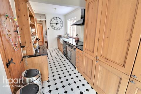 48 Blenheim Chase, Leigh-on-sea, SS9 3BQ