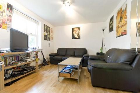 3 bedroom flat to rent, Kenninghall Road, Clapton