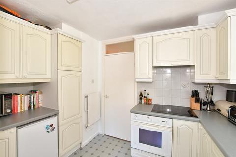 17 Wealdon Close, Southwater, Horsham, RH13 9HP