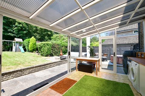17 Wealdon Close, Southwater, Horsham, RH13 9HP