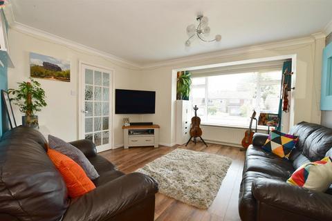 17 Wealdon Close, Southwater, Horsham, RH13 9HP