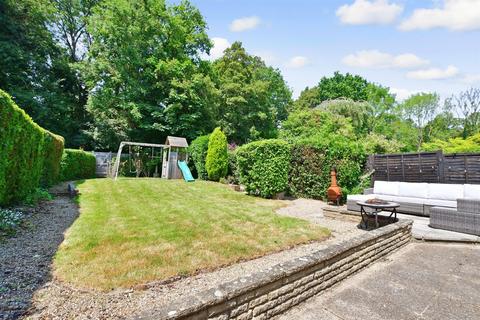 17 Wealdon Close, Southwater, Horsham, RH13 9HP