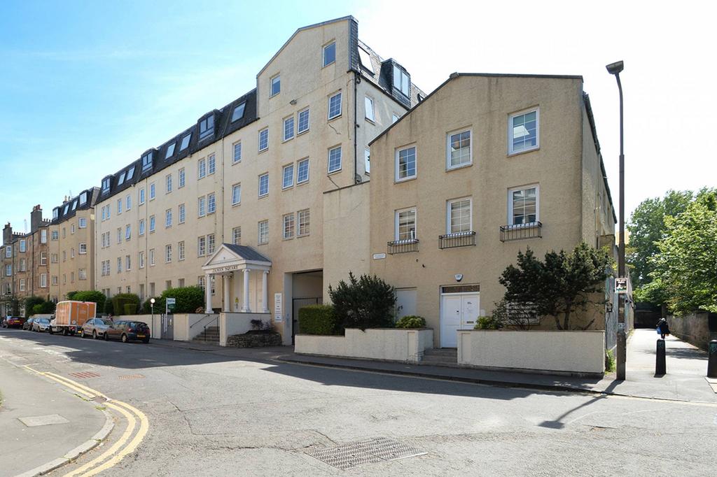 51/5 Caledonian Crescent, Dalry, Edinburgh, EH11 2AT 2 bed flat for