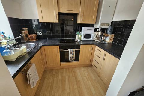 2 bedroom flat to rent, Delph Court, Leeds