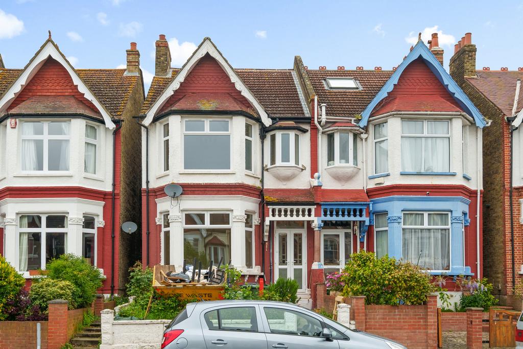 London SW16 4 bed semidetached house to rent £3,600 pcm (£831 pw)
