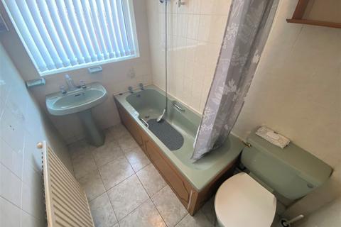 28 Alpine Drive, Royton, Oldham, OL2 5HB