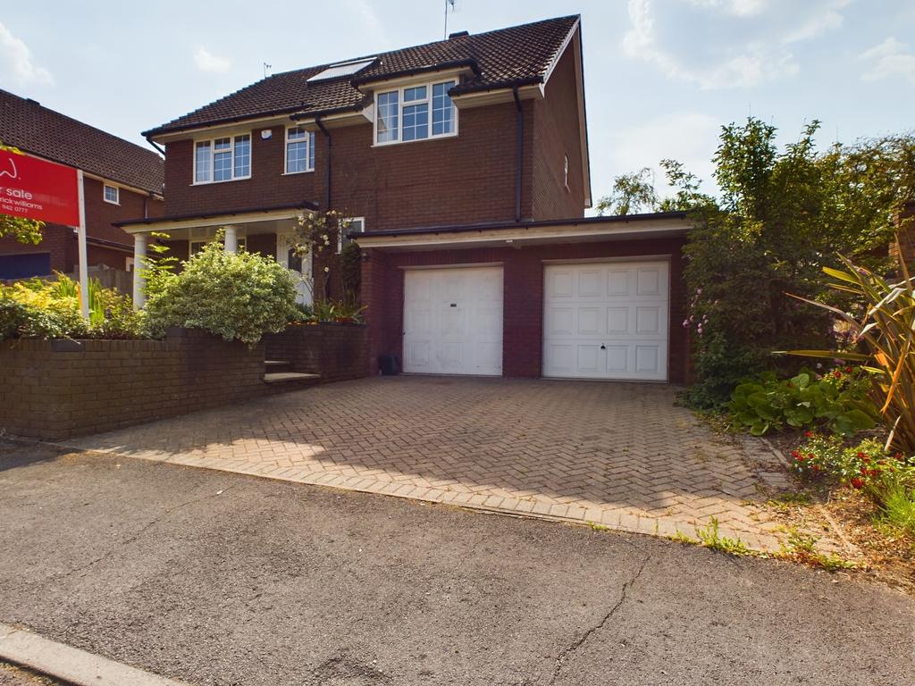 Fairway Avenue, Tilehurst, Reading, RG30 4 bed detached house £595,000