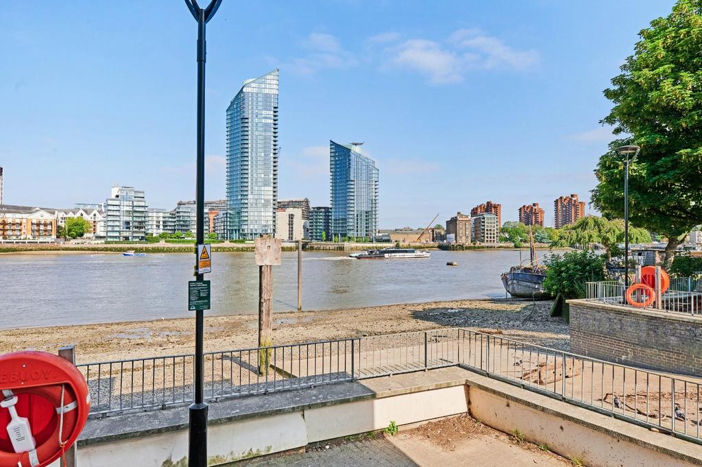 Old Swan Wharf, 116 Battersea Church Road, London, SW11 2 bed flat to rent £2,500 pcm (£577 pw)