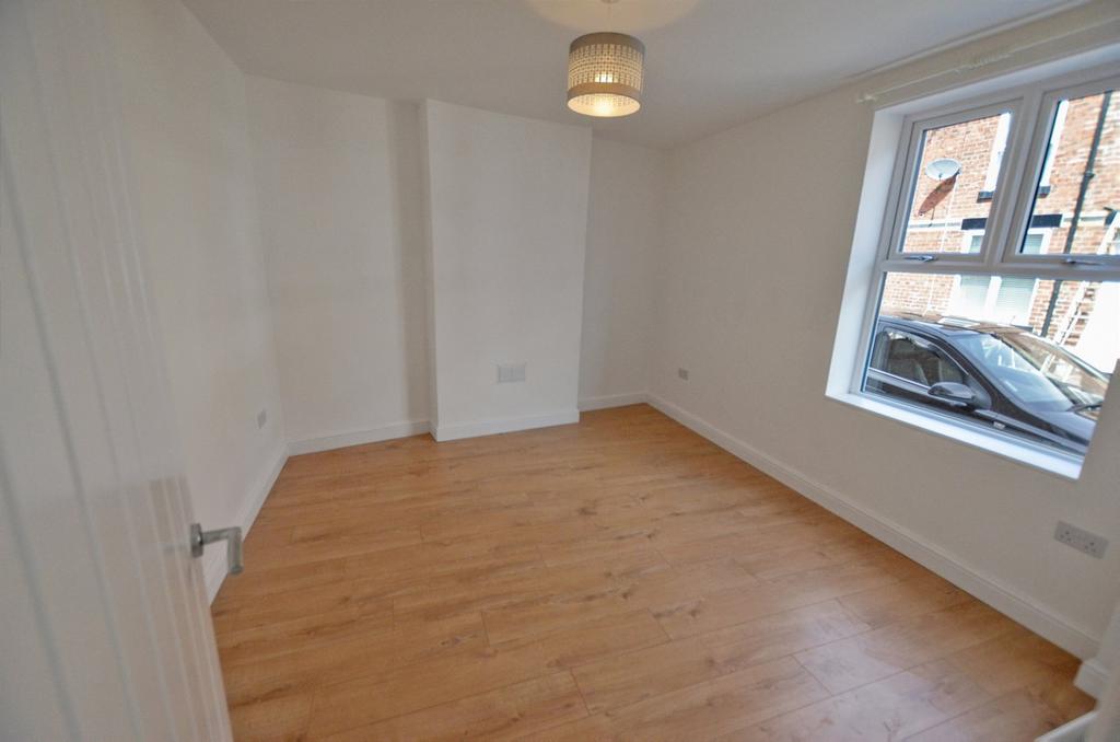 Dale Street, Runcorn, WA7 5PF 3 bed end of terrace house £750 pcm (£