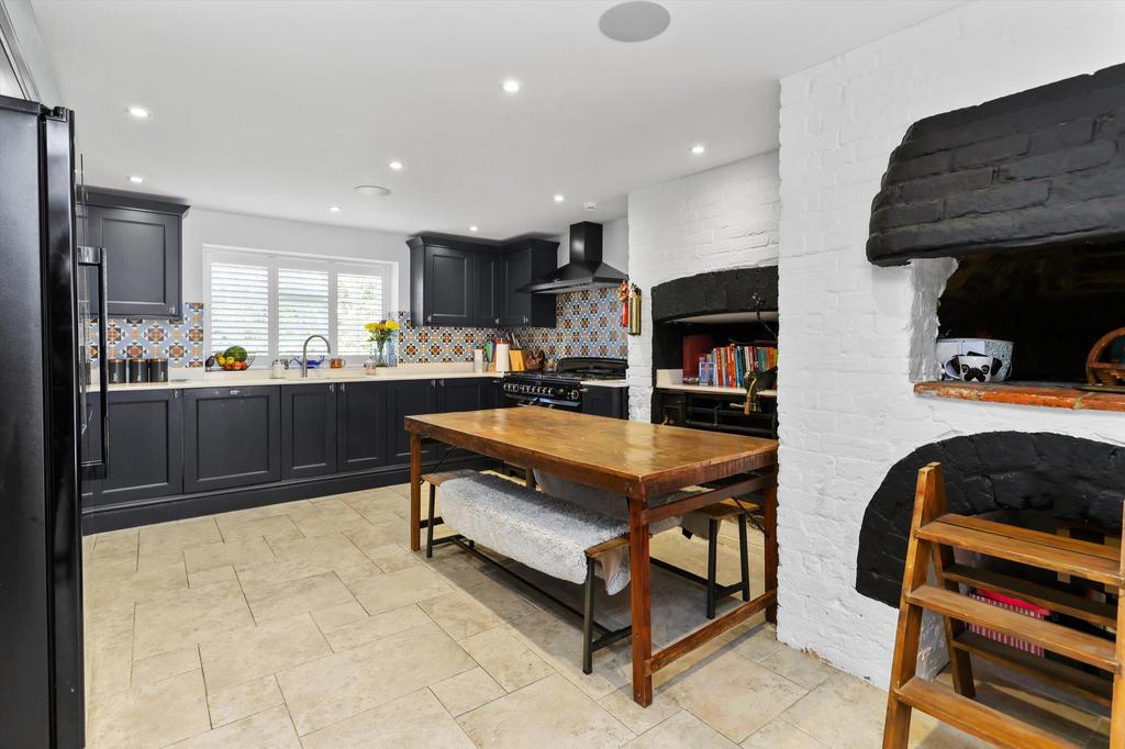 Chertsey Road, Addlestone, Surrey, KT15 6 bed link detached house for