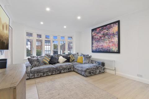 4 Fernside, Buckhurst Hill, IG9 5TY