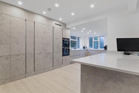 4 Fernside, Buckhurst Hill, IG9 5TY