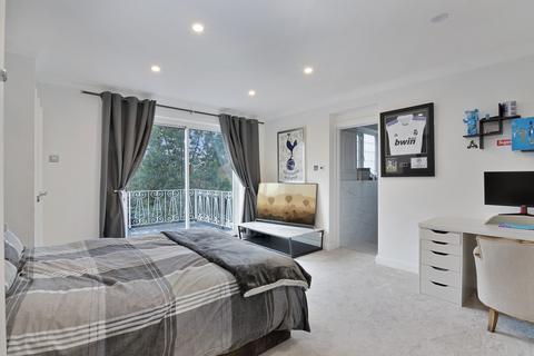 4 Fernside, Buckhurst Hill, IG9 5TY