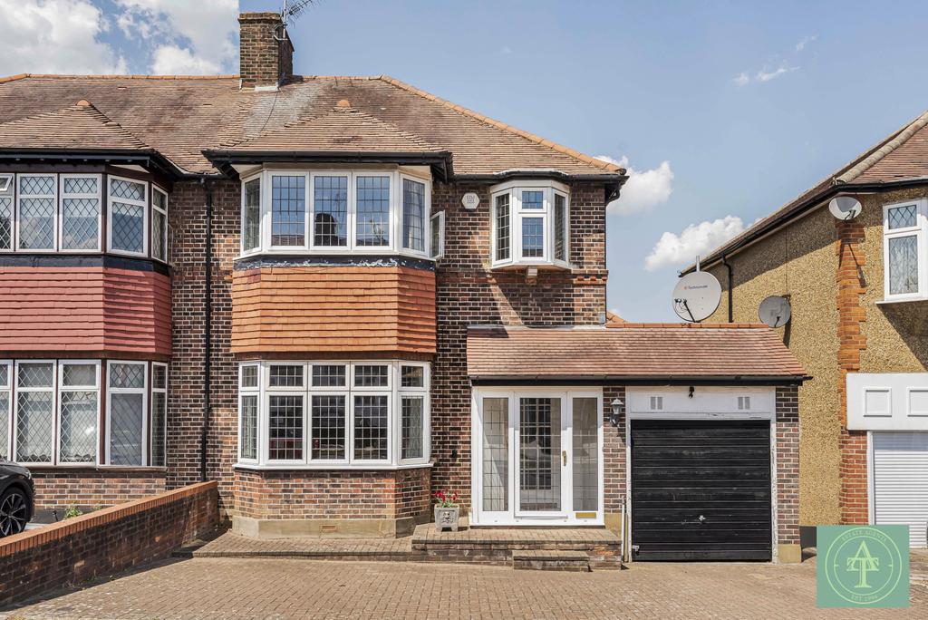 Wynchgate, London, N14 3 bed semidetached house for sale £939,950