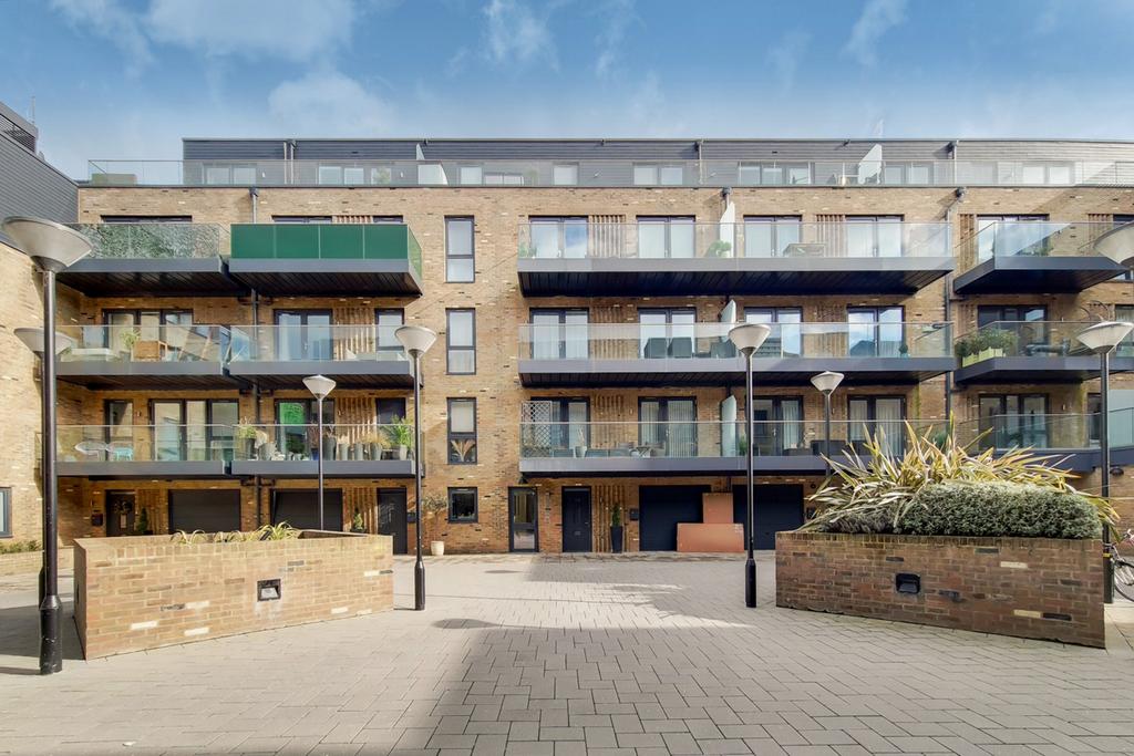 Swan Court, Isleworth, TW7 *2 Parking... 2 bed flat for sale £500,000