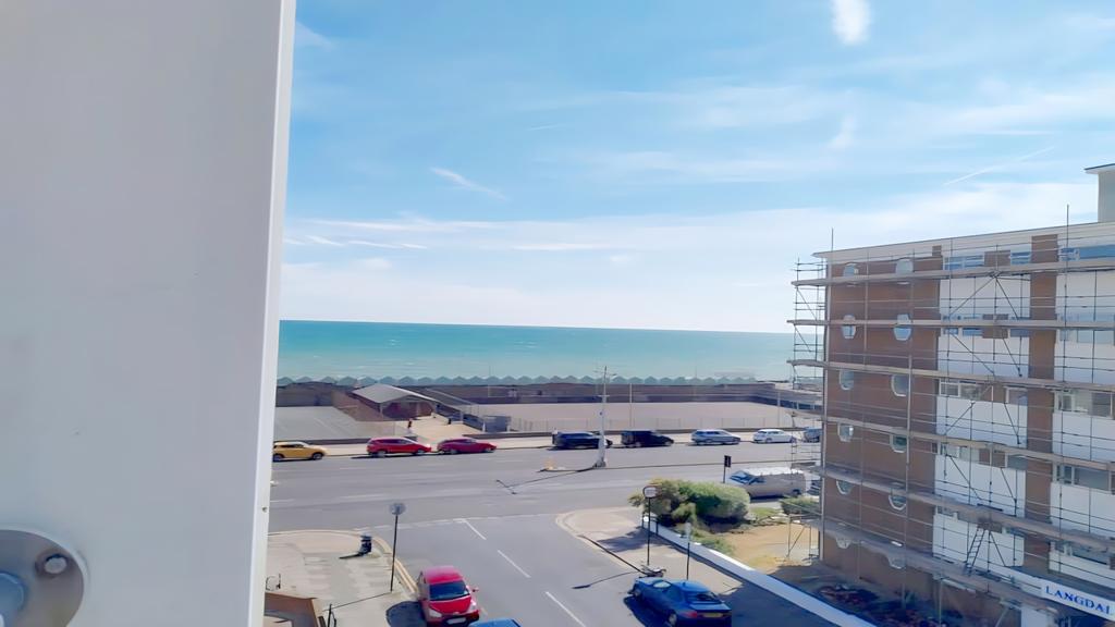 3 Bedroom Seafront Flat with Balcony