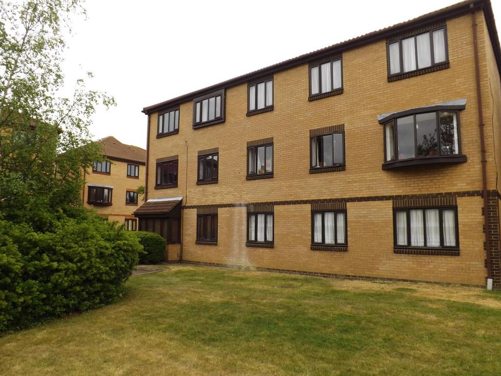 Marwell Close, Romford, Essex, RM1 1 bed flat £1,100 pcm (£254 pw)