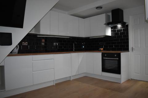 6 bedroom terraced house to rent, Braemar Road, Manchester