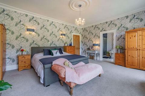 4 bedroom detached house for sale, Medway Road, Gillingham