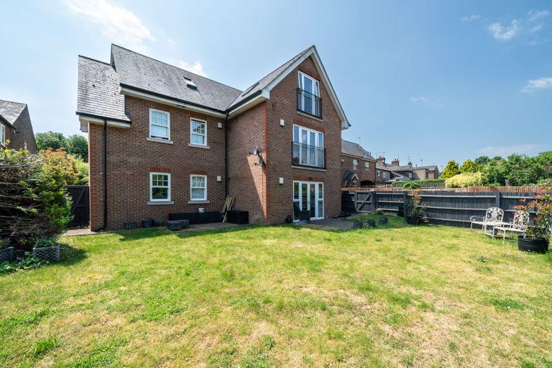 London Road, Markyate 2 bed apartment for sale £270,000