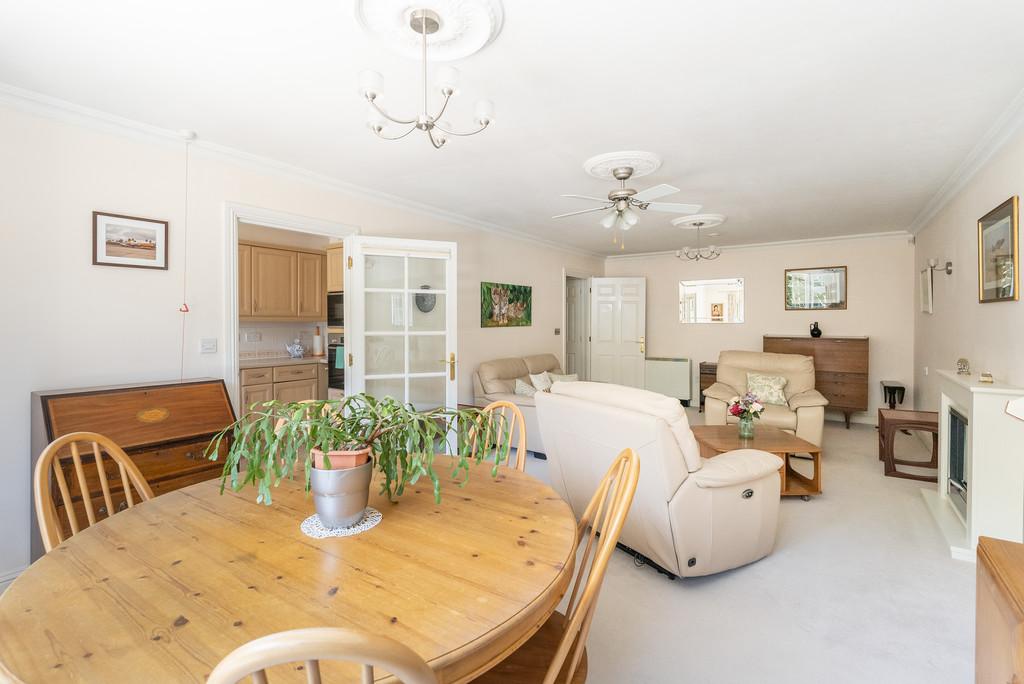 Pegasus Court, Epsom Road, Leatherhead 2 bed apartment for sale £325,000