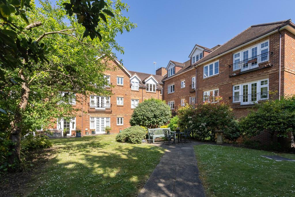 Pegasus Court, Epsom Road, Leatherhead 2 bed apartment for sale £325,000