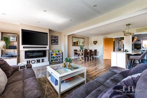 52 Chevington Way, Hornchurch, RM12 6RN