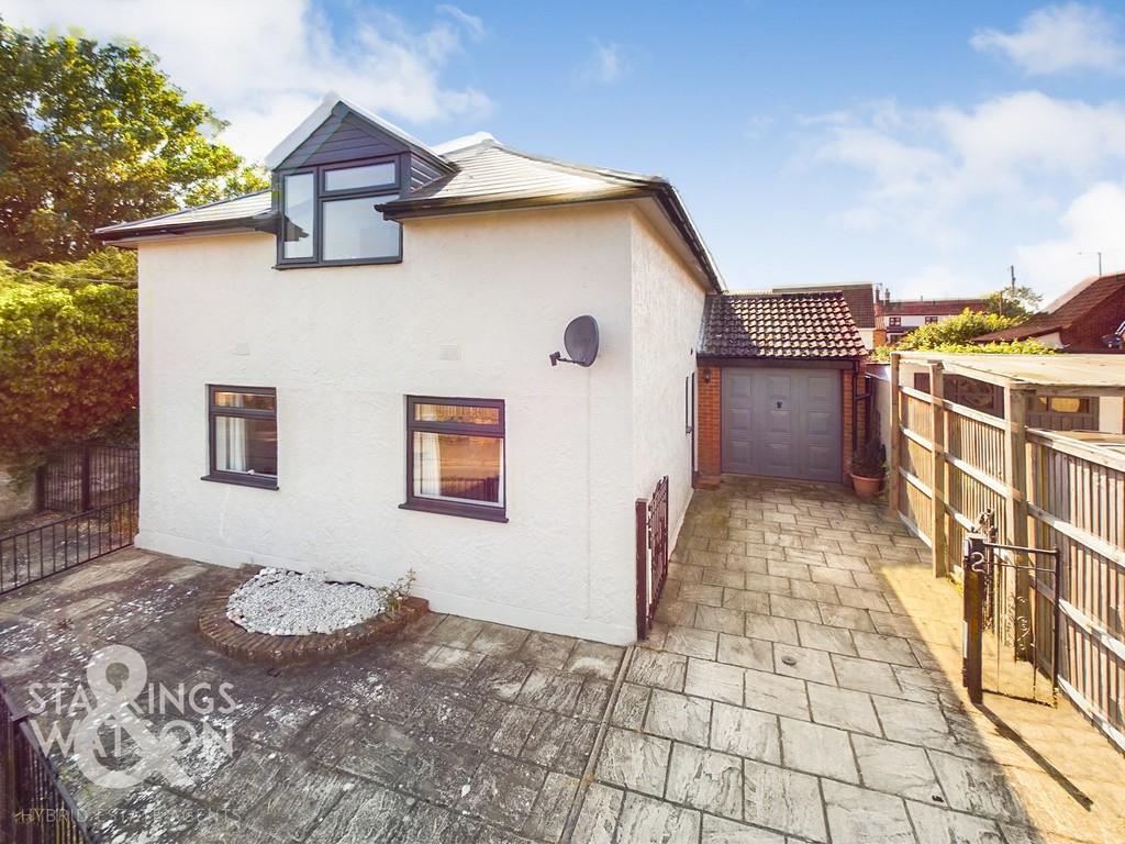 The Street, Lenwade, Norwich 3 bed detached house for sale £300,000