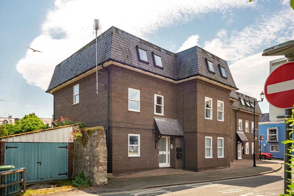 Beaumaris, Isle of Anglesey, LL58 3 bed apartment for sale £220,000