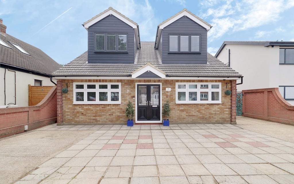 Farm Road, Rainham RM13 7 bed detached house for sale £800,000