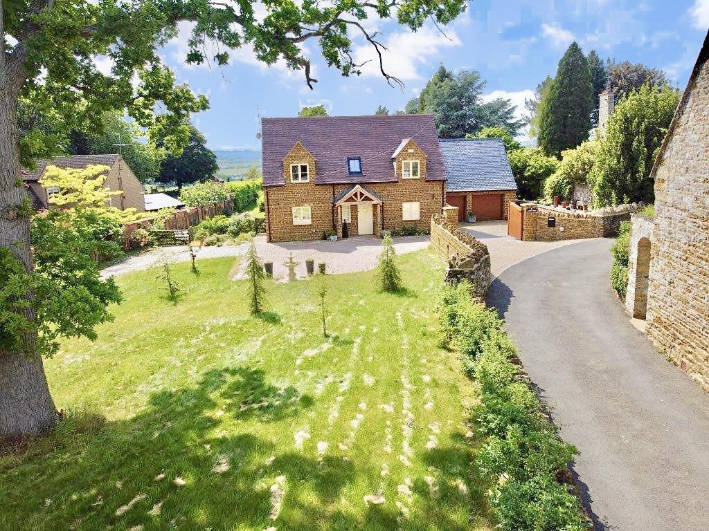 Saneco Lane, Brixworth, Northamptonshire NN6 4 bed detached house £