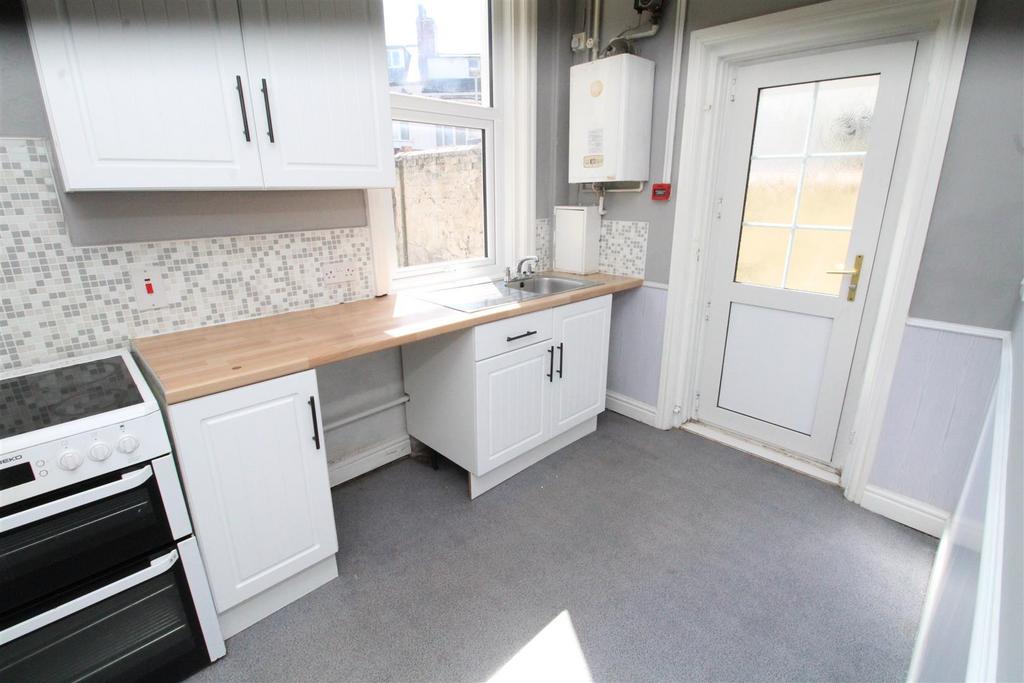 Holmfield Road, Blackpool 2 bed ground floor flat £450 pcm (£104 pw)