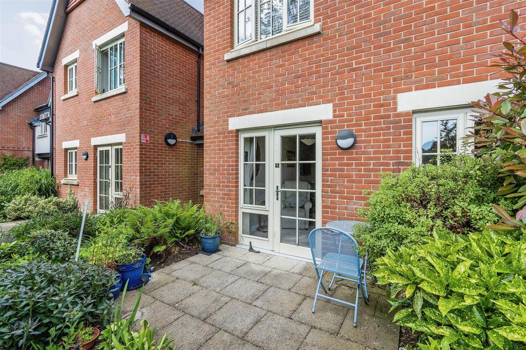 Wykeham Court, Winchester Road, Wickham, Fareham 1 bed apartment for