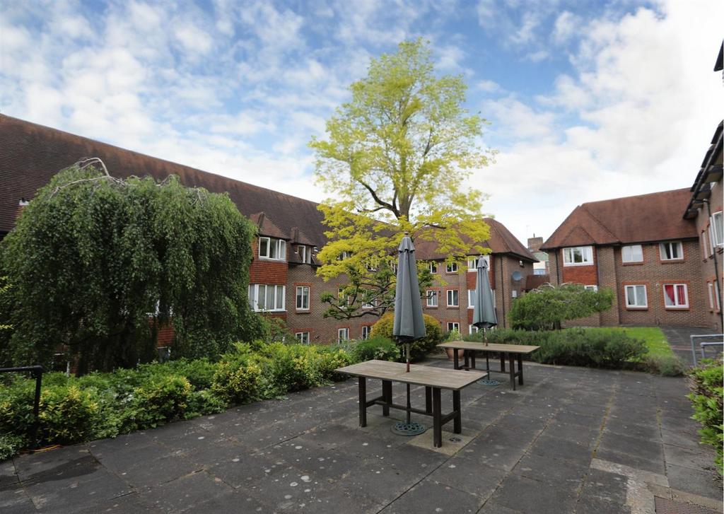 Finchley Road, London NW11 1 bed flat for sale £220,000