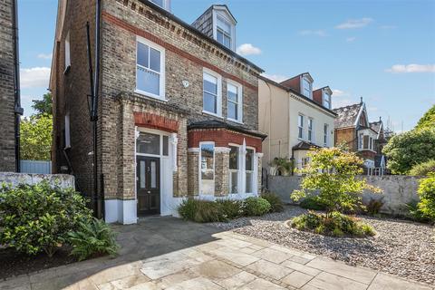 32 Grosvenor Road, London, W4 4EG