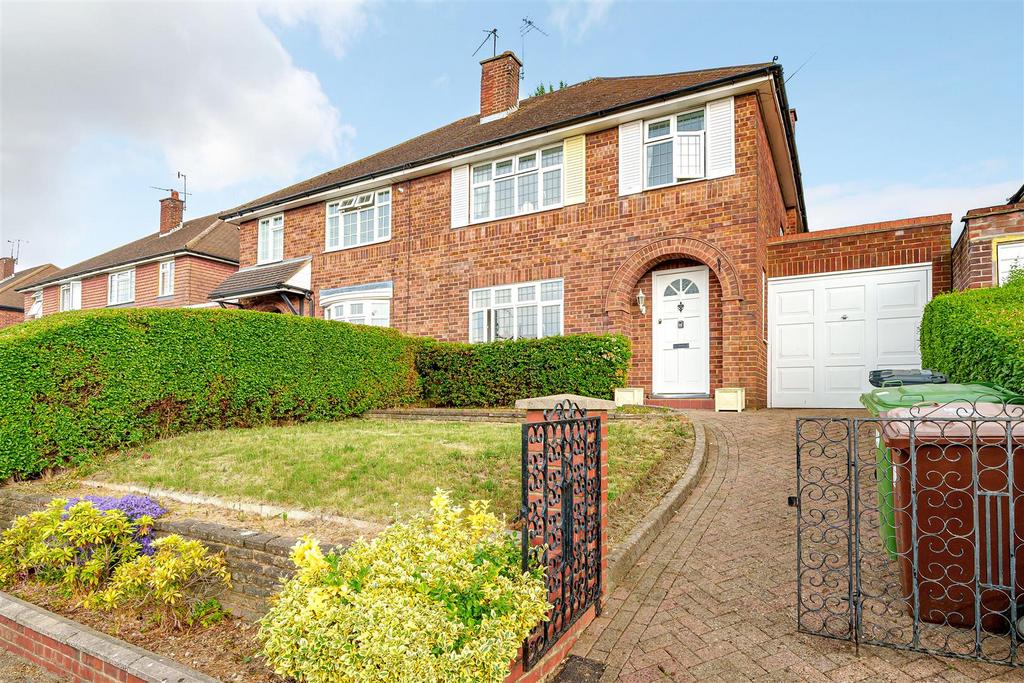 Mead Way, Bushey WD23 3 bed semidetached house £550,000